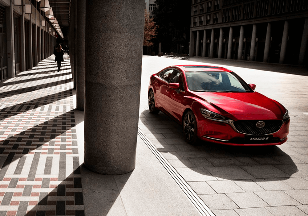 mazda 6 afuera de un estacionamiento